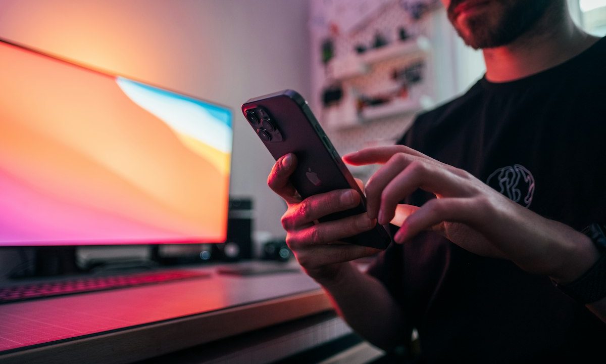 Ponsel dan teknologi digital sebagai ilustrasi penilaian risiko