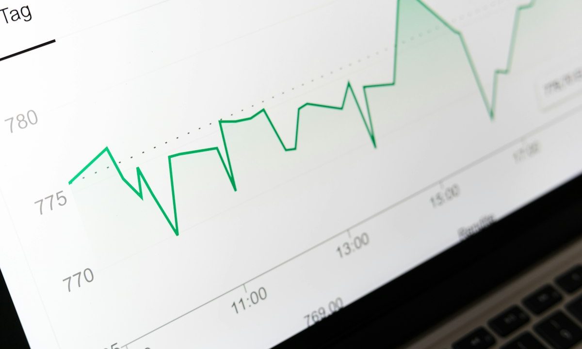 Grafik dan layar data sebagai ilustrasi kepatuhan bisnis