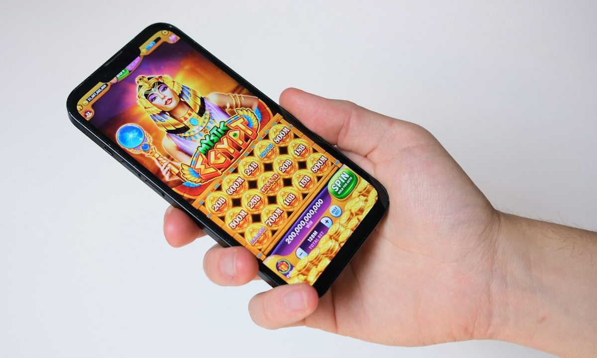 Ponsel sebagai ilustrasi pengaturan akun digital